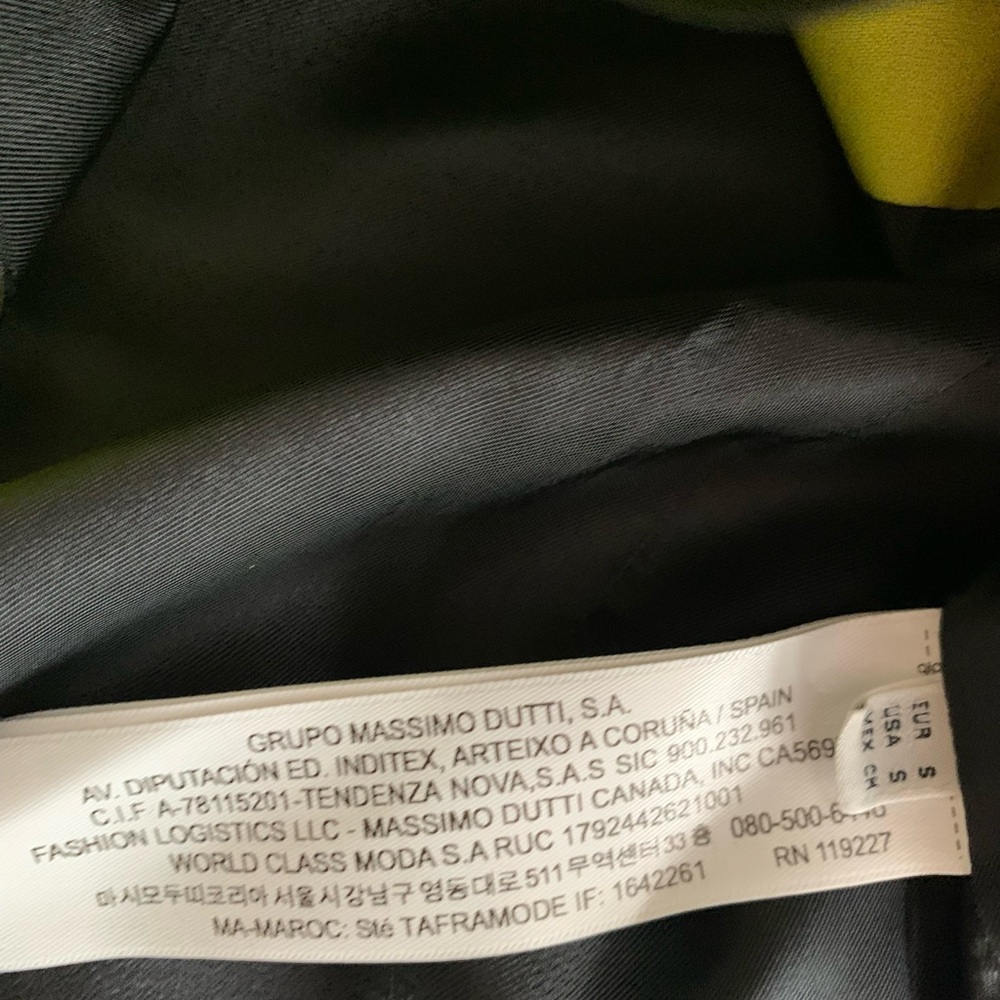 MASSIMO DUTTI
STUDIO DOUBLE-BREASTED CROPPED BLAZER IN LIME - Picture 6 of 9